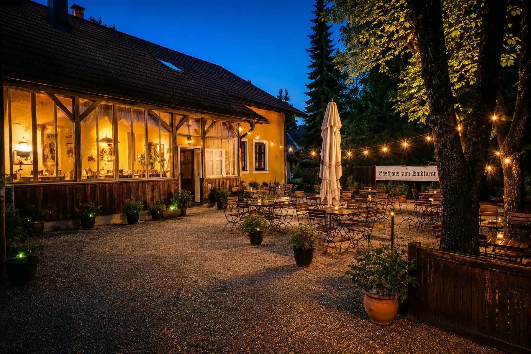 Biergarten des Gasthaus zum Haidforst mit Lichterketten am Abend