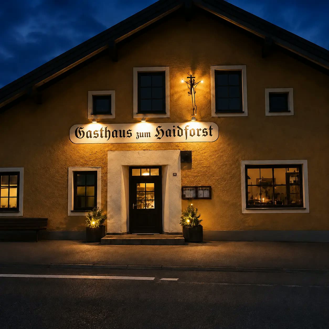 Beleuchtetes Gasthaus zum Haidforst mit Schild und Eingang am Abend