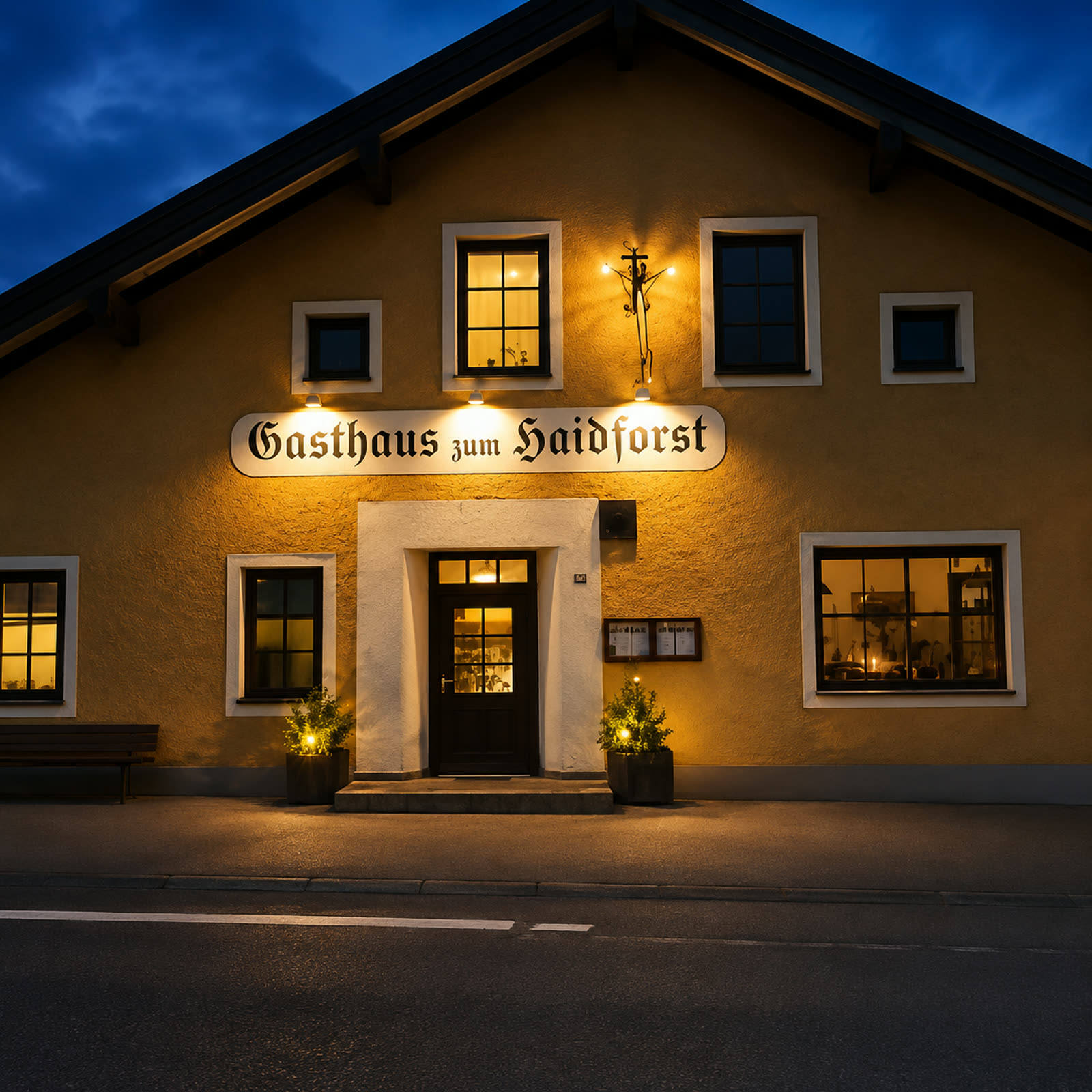 Beleuchtete Fassade des Gasthaus zum Haidforst